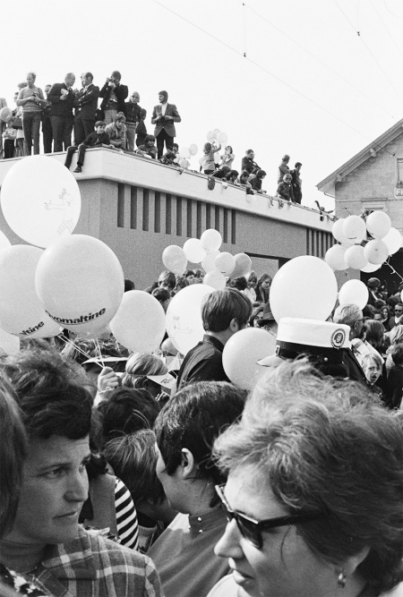 Bei der R&uuml;ckkehr der beiden aus Flums stammenden Olympiagewinner Marie-Theres Nadig und Edmund Bruggmann in ihre Heimat &uuml;berliefen jubelnde Fans nicht nur die Strassen, sondern bestiegen sogar Hausd&auml;cher, um die Ankunft ihrer St.Galler Idole zu verfolgen.